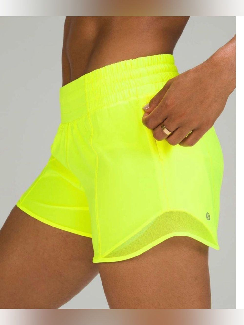 Lululemon Hotty Hot High-Rise Short 4"
Highlight Yellow Size 6 ~ Excellent